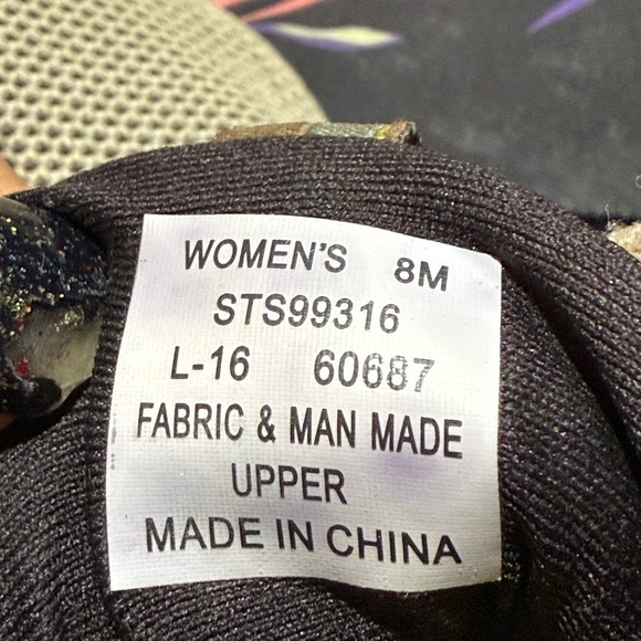 Sperry Women's 7 Seas 3-eye
Great used condition!! 
Women’s Size 8
Tan color - Picture 7 of 7